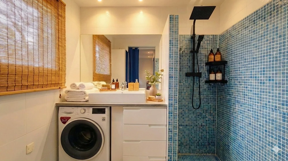 Salle d'eau privative avec vaste douche à l'italienne maçonnée