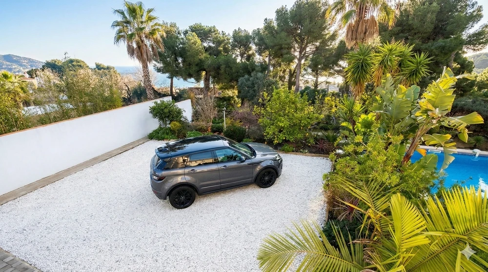 Vaste espace de stationnement intérieur et grand garage fermé